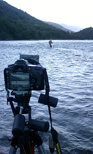 Cámara armada para la fotografía del pescador en el Río Baker al atardecer.
